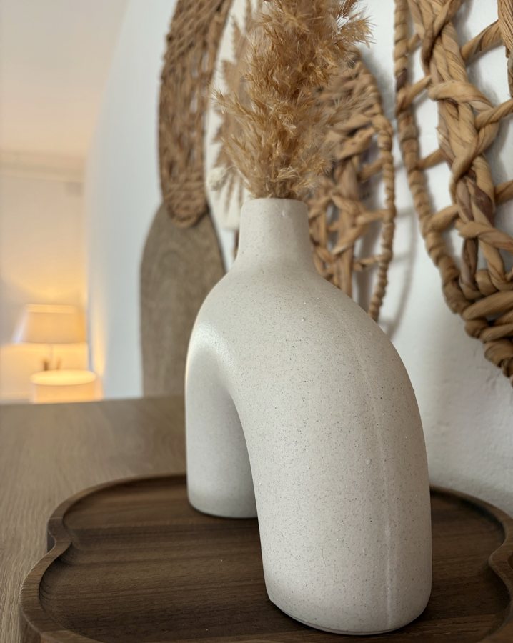 Vase en céramique et fleurs séchées dans le cabinet ReMindEat