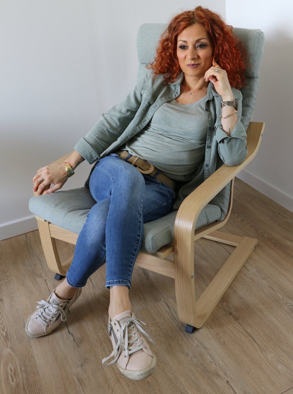 Chiara Carpani assise dans un fauteuil au cabinet ReMindEat à Grand-Saconnex