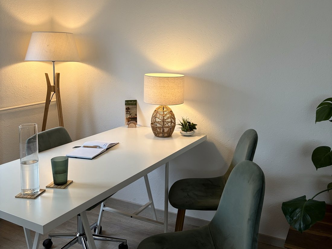 Bureau de consultation nutrition au cabinet ReMindEat, carnet ouvert et lampes allumées