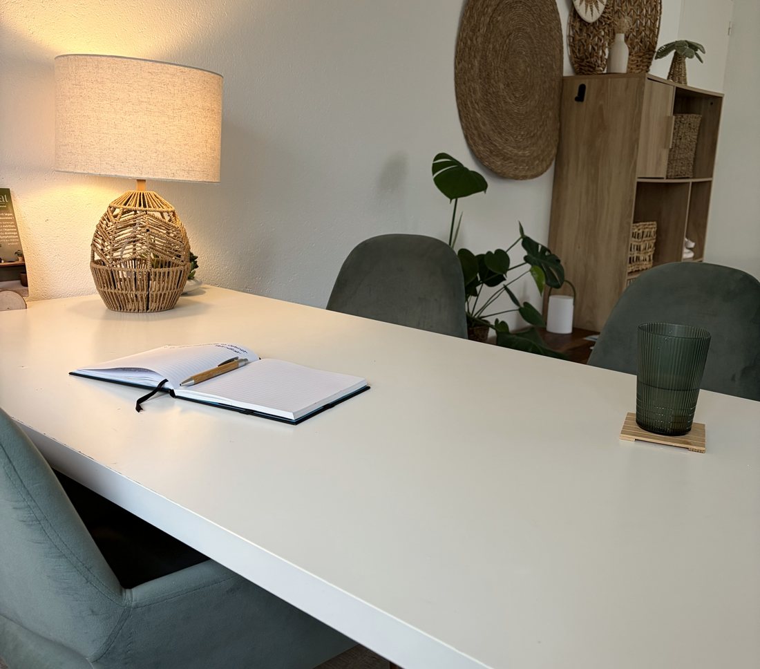 Carnet ouvert et verre d'eau sur la table de consultation du cabinet ReMindEat